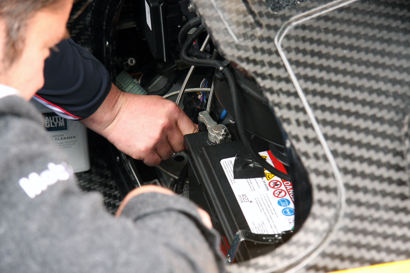 Illustration for article titled Jump-Starting The McLaren P1 Turned Out To Be Difficult